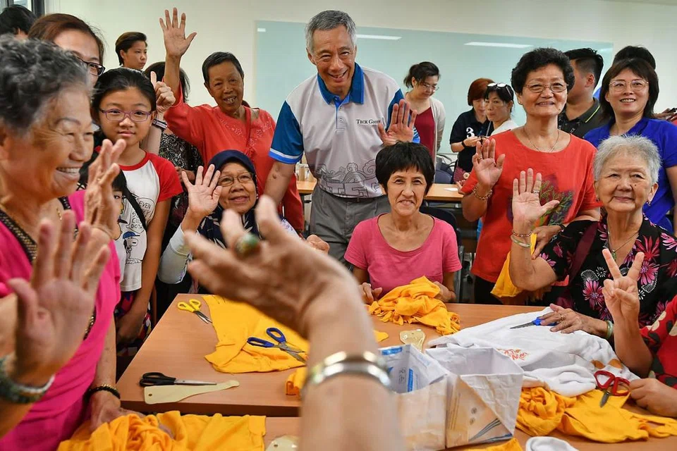 LEBIH BANYAK KEGIATAN: PM Lee menyaksikan penduduk yang sedang membuat kraf tangan menggunakan barangan yang dikitar semula di salah satu bilik kegiatan di Kelab Masyarakat Teck Ghee yang dipertingkat semalam.- Foto BH oleh LIM YAOHUI.