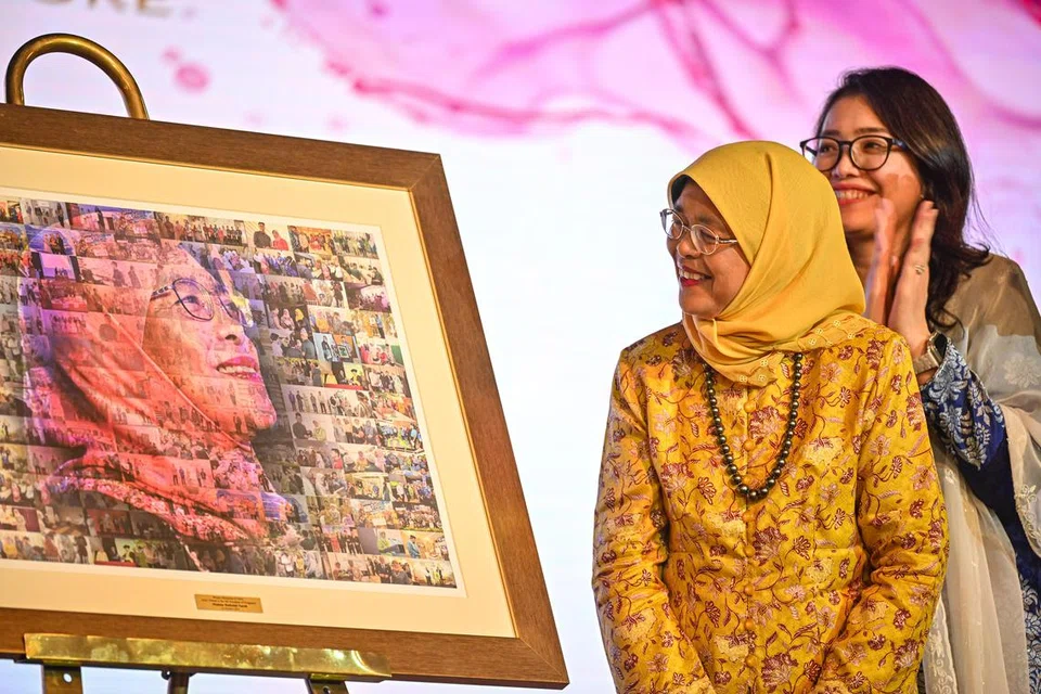 ‘MOZEK DETIK PERPADUAN’: Puan Halimah Yacob (kiri), yang diiringi Cik Hazlina Abdul Halim (kanan), menerima tanda penghargaan dalam bentuk kolaj yang memaparkan pelbagai usahanya mendekati dan memperjuangkan isu masyarakat. Karya yang dinamakan ‘Mozek Detik Perpaduan’ itu direka oleh Presiden 4PM, Encik Nassar Zain.
