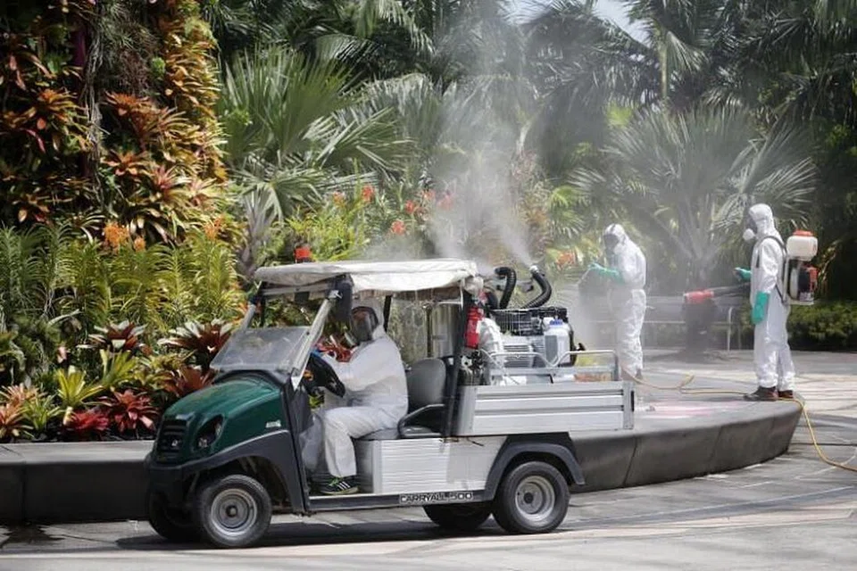 KERAHAN TUGAS: Pekerja Gardens by the Bay menunjukkan cara menggunakan penyembur berkenderaan bagi membaja tanaman. - Foto BH oleh JASON QUAH 
