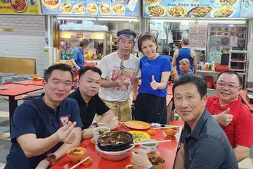 MAKAN MALAM: Encik Ong (kanan) makan malam di Pusat Makanan ABC Brickworks  bersama AP GRC Tanjong Pagar, Encik Eric Chua (kiri).