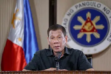 JANGAN INGKAR!: Menurut presiden Filipina, Encik Rodrigo Duterte, sesiapa yang ingkar terhadap arahan pihak berkuasa atau menyusahkan kakitangan kesihatan, mereka boleh ditembak. 