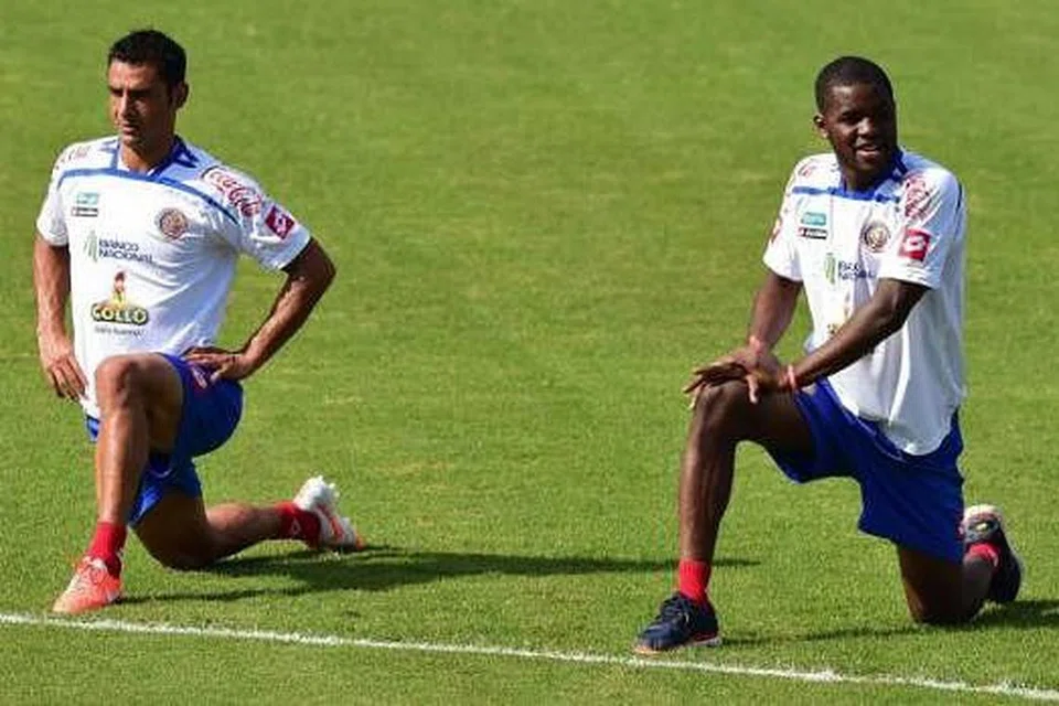 PIKUL TANGGUNGJAWAB: Penyerang Costa Rica, Joel Cambell (kanan), memikul harapan pasukannya untuk menjaringkan gol pertama pasukannya semasa bertemu Greece esok. Di sebelahnya ialah pemain pertahanan Johnny Acosta. - Foto AFP