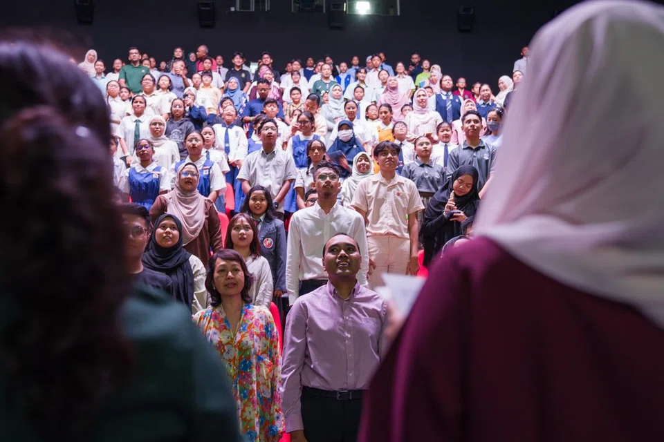 Pengerusi Jawatankuasa Bulan Bahasa yang juga ahli Majlis Bahasa Melayu Singapura (MBMS), Encik Zhulkarnain Abdul Rahim (tengah, hadap kamera), bersama rakan bahasa dan hadirin melafaz ikrar Rakan Bahasa bersama-sama dalam bentuk syair sebagai merasmikan peranan mereka.