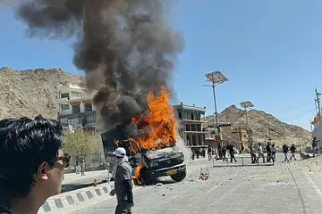 Sebuah kenderaan polis yang dibakar penunjuk perasaan ke di tepi jalan berhampiran pejabat parti Bharatiya Janata Party (BJP) di Leh pada 24 September 2025. Polis India pada hari yang sama bertempur dengan ratusan penunjuk perasaan yang menuntut lebih banyak autonomi di wilayah Himalaya, Ladakh, mengakibatkan beberapa orang cedera, menurut pihak berkuasa.