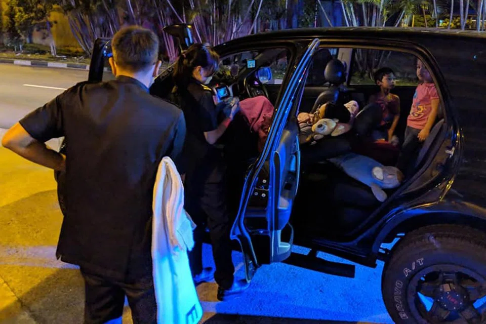 TIDAK SABAR LIHAT DUNIA: Isteri pelakon Fir Rahman, Cik Nurul Jannah Muhammad Ismaeil, melahirkan anak bongsunya di dalam kereta semasa dalam perjalanan ke hospital pada 18 Disember tahun lalu. Indra Faiq dijangka lahir pada 4 Januari lalu. Dua lagi anak mereka, Ilhan Rezqy dan Nurul Izza Insyirah, ada bersama mereka di dalam kereta. - Foto FACEBOOK FIR RAHMAN 