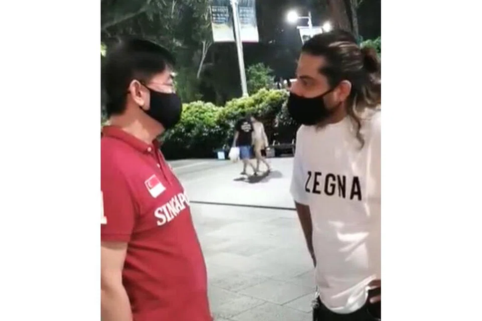 MANGSA PERKAUMAN: Encik Dave Parkash (kanan), yang berada di Orchard Road dengan temanitanya yang berlainan bangsa, didekati seorang lelaki Cina yang telah melontarkan komen-komen berbaur perkauman. - Foto tangkap layar FACEBOOK/DAVE ASH PARKER