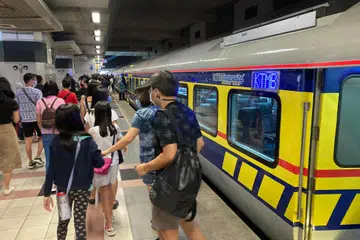 HARGA AKAN DITETAP: Warga Malaysia akan membayar lebih murah mulai tahun depan ketika menggunakan perkhidmatan keretapi Tebrau dari Woodlands, Singapura ke Johor Bahru apabila kadarnya ditetapkan pada RM5.