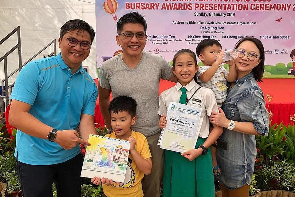 RAIKAN KECEMERLANGAN: Encik Saktiandi Supaat (gambar kiri, kiri sekali) sempat bergambar dengan seorang pelajar dari Sekolah Marymount Convent, yang menerima Anugerah Edusave kelmarin. - Foto FACEBOOK SAKTIANDI SUPAAT