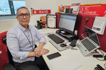 DINAIKKAN PANGKAT: Encik Abdul Wahib Kassim, 62 tahun, yang bermula sebagai ‘office boy’ pada umur 19 tahun, dinaikkan pangkat sebagai penganalisis bersama DBS setelah 44 tahun bekerja di bank tersebut.