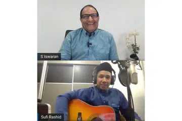 NYANYI BERSAMA: Encik S Iswaran menyanyikan sebaris lagu Satu Hari Di Hari Raya yang dinyanyikan bersama dengan Sufi Rashid semasa sesi Facebook Live Berita Harian malam tadi. Bersama ialah hos #NoTapis, koresponden Berita Harian, Shahida Sarhid dan Suhaimi Yusof. - Foto FACEBOOK BERITA HARIAN