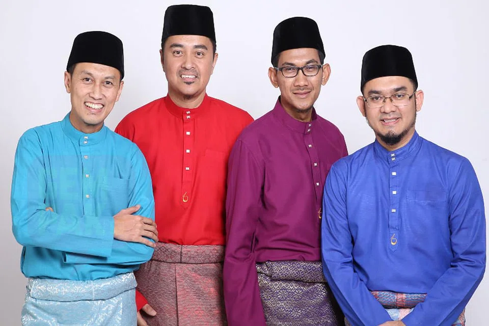 CEDOK ILMU BARU: Kumpulan nasyid Inteam yang terdiri daripada (dari kiri) Syah, Rahim, Hisham dan Hazamin, mengamati trend semasa dan banyak belajar daripada penghibur generasi muda yang popular di Instagram seperti kumpulan nasyid Zayne. - Foto INTEAM