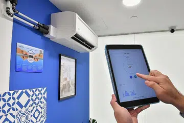 JIMAT TENAGA: Satu aplikasi mengawal suhu unit alat hawa dingin dipapar di MyTengah Experience Centre. - Foto BH oleh CHONG JUN LIANG