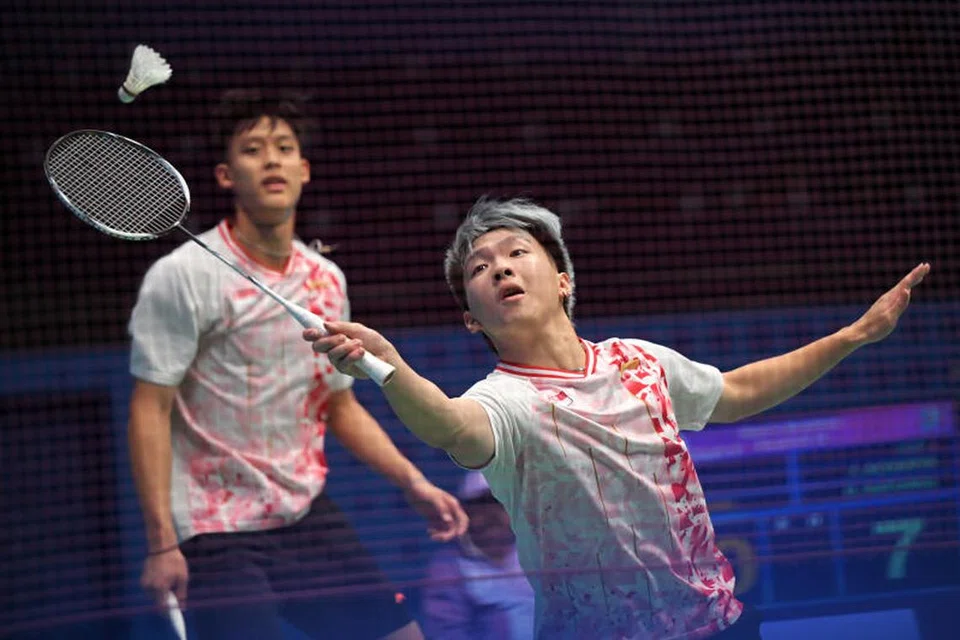 PASUKAN ‘UNDERDOG’: Pasangan beregu lelaki Singapura, Johann Prajogo (kiri) dan Nge Joo Jie ketika beraksi menentang pasukan Nepal, Jivan Acharya dan Bishnu Katuwal, dalam pusingan 16 pasukan terakhir di Gimnasium Binjiang pada Rabu. 
