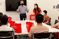 TEMUI PEKERJA TERJEJAS: Ketua eksekutif Parkway Shenton, Encik Edmund Kwok, bersama dengan Pengarah (Kesatuan) NTUC, Cik Sylvia Choo, bertemu dengan beberapa pemvaksin dan jururawat terjejas yang tidak dibayar gaji selama hampir tiga bulan untuk memberikan jaminan bayaran muhibah akan diberikan kepada mereka. - Foto NG CHEE MENG / FACEBOOK