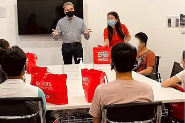 TEMUI PEKERJA TERJEJAS: Ketua eksekutif Parkway Shenton, Encik Edmund Kwok, bersama dengan Pengarah (Kesatuan) NTUC, Cik Sylvia Choo, bertemu dengan beberapa pemvaksin dan jururawat terjejas yang tidak dibayar gaji selama hampir tiga bulan untuk memberikan jaminan bayaran muhibah akan diberikan kepada mereka. - Foto NG CHEE MENG / FACEBOOK