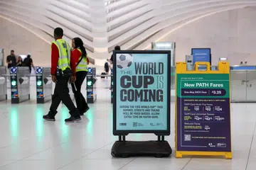 Papan tanda Piala Dunia Fifa 2026 kelihatan di stesen kereta api PATH yang terletak di hab pengangkutan Pusat Dagangan Dunia (WTC) di New York pada 27 Mei.