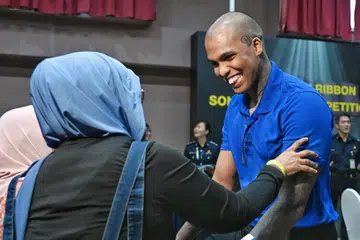 Encik Mohamad Iqbal Sali (kanan) memenangi tempat pertama serta Anugerah Pilihan Penonton dalam Pertandingan Menulis Lagu Reben Kuning 2025, yang disertai 33 banduan.