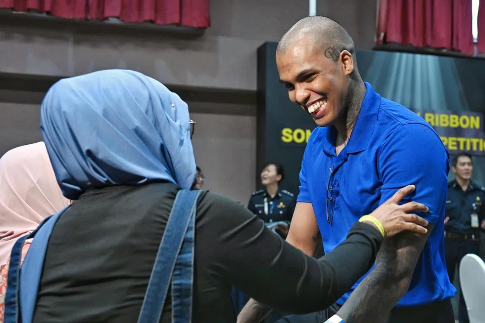 Encik Mohamad Iqbal Sali (kanan) memenangi tempat pertama serta Anugerah Pilihan Penonton dalam Pertandingan Menulis Lagu Reben Kuning 2025, yang disertai 33 banduan.