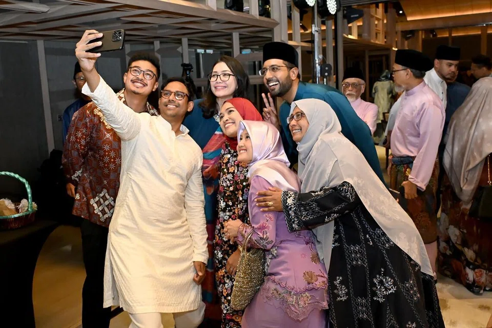 Menteri Negara (Penerangan dan Pembangunan Digital merangkap Kesihatan), Cik Rahayu Mahzam (depan, dua dari kanan) dan Anggota Parlimen GRC East Coast, Cik Hazlina Abdul Halim (belakang, tengah), bergambar bersama beberapa tetamu yang hadir di majlis Perjumpaan Hari Raya Menteri 2026.