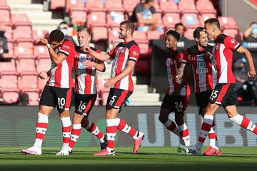 WIRA PASUKAN: Che Adams (kiri) bersama rakan sepasukan meraikan satu-satu gol dalam kemenangan Southampton ke atas Manchester City di St. Mary's kelmarin. - Foto REUTERS