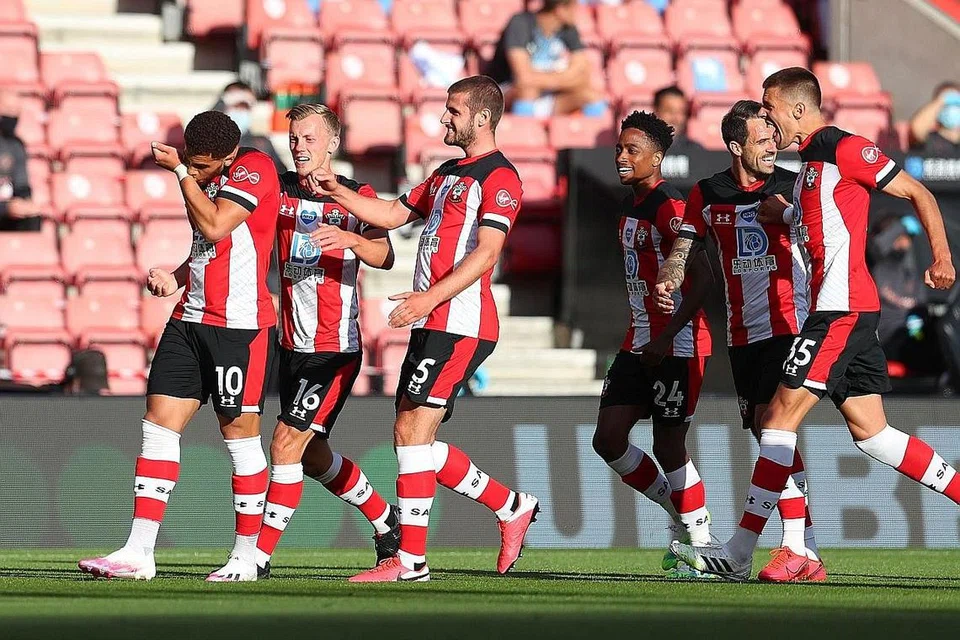 WIRA PASUKAN: Che Adams (kiri) bersama rakan sepasukan meraikan satu-satu gol dalam kemenangan Southampton ke atas Manchester City di St. Mary's kelmarin. - Foto REUTERS