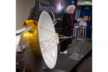 PENEROKAAN ANGKASA LEPAS: Pakar astrofizik, Brian May, yang juga merupakan pemain gitar bagi kugiran rok British, Queen, membincangkan laluan kapal angkasa 'New Horizon' di kawasan Kuiper Belt, di Makmal Fizik Gunaan di Universiti John Hopkins, di Maryland, Amerika Syarikat, pada 31 Disember lalu. - Foto EPA-EFE