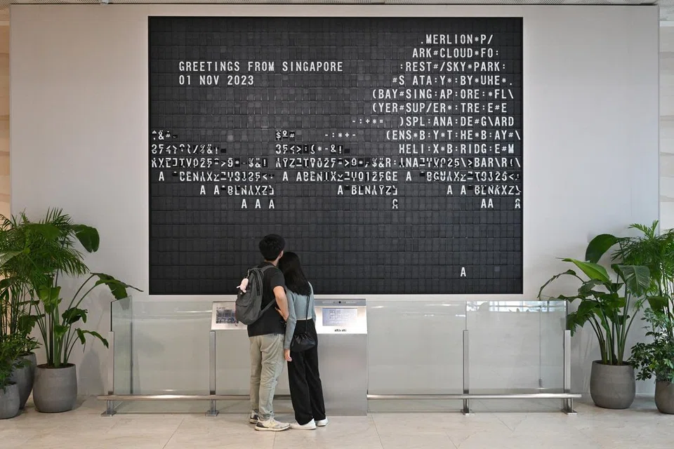 PANDANGAN IKONIK: Papan solari ikonik telah diubahsuai untuk menjadi pemasangan seni yang dikenali sebagai Flap Pix di Terminal 2 Lapangan Terbang Changi.