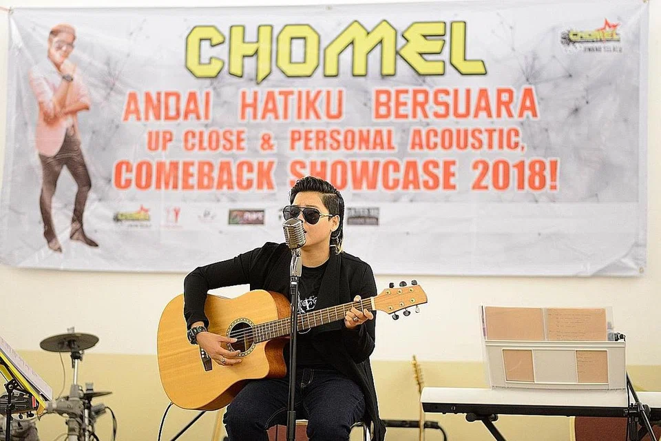 KEMBALIKAN KENANGAN SILAM: Chomel merakam penghargaan buat peminat yang merindui kemunculannya di pentas menerusi pelbagai lagu yang pernah menjadi sajiannya di YouTube. - Foto ENAMOUR FOTOGRAFIA