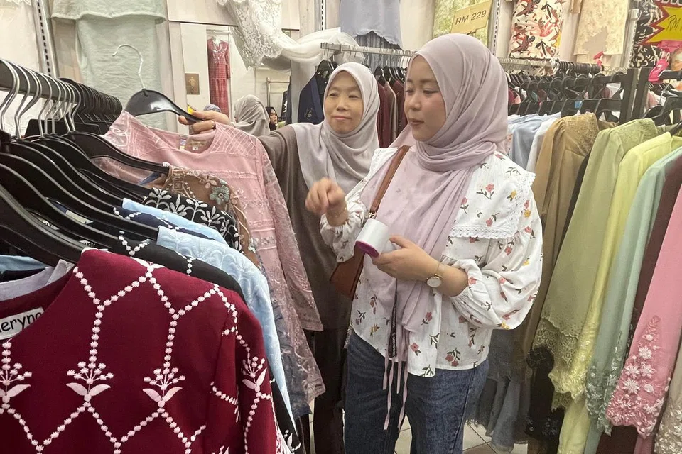 Jalan Tuanku Abdul Rahman, Kuala Lumpur, menjadi lokasi wajib kunjung buat Cik Hurin Burhanuddin (kanan) bersama ibunya, Cik Nuraidah Soib, untuk membeli kelengkapan menyambut Hari Raya terutama pakaian. 