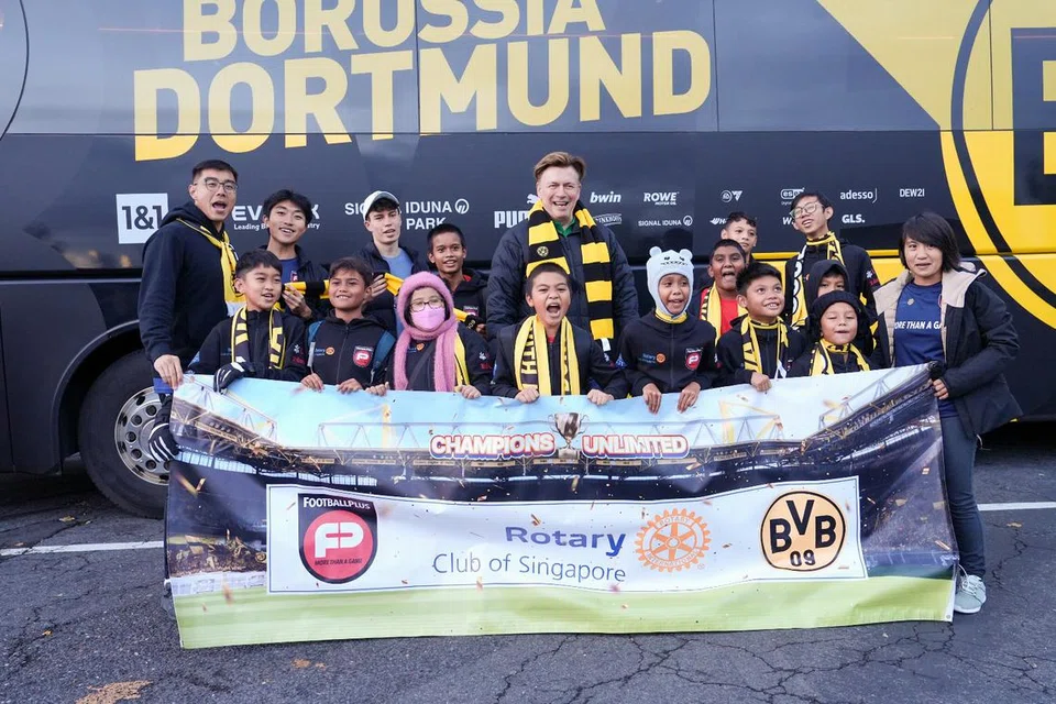 Bakal presiden Kelab Rotary Singapura, Encik Tom Wolf (tengah)  percaya bola sepak boleh memupuk nilai-nilai murni dalam diri kanak-kanak kurang bernasib baik agar mereka dapat berkembang bukan sahaja selaku pemain, malah individu yang lebih baik.