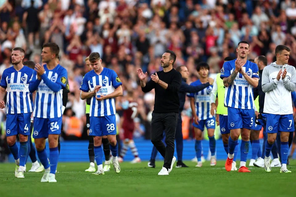CORAK PERMAINAN MENARIK: Di bawah kepimpinan Roberto De Zerbi (seluar hitam), Brighton semakin menunjukkan kemajuan. 