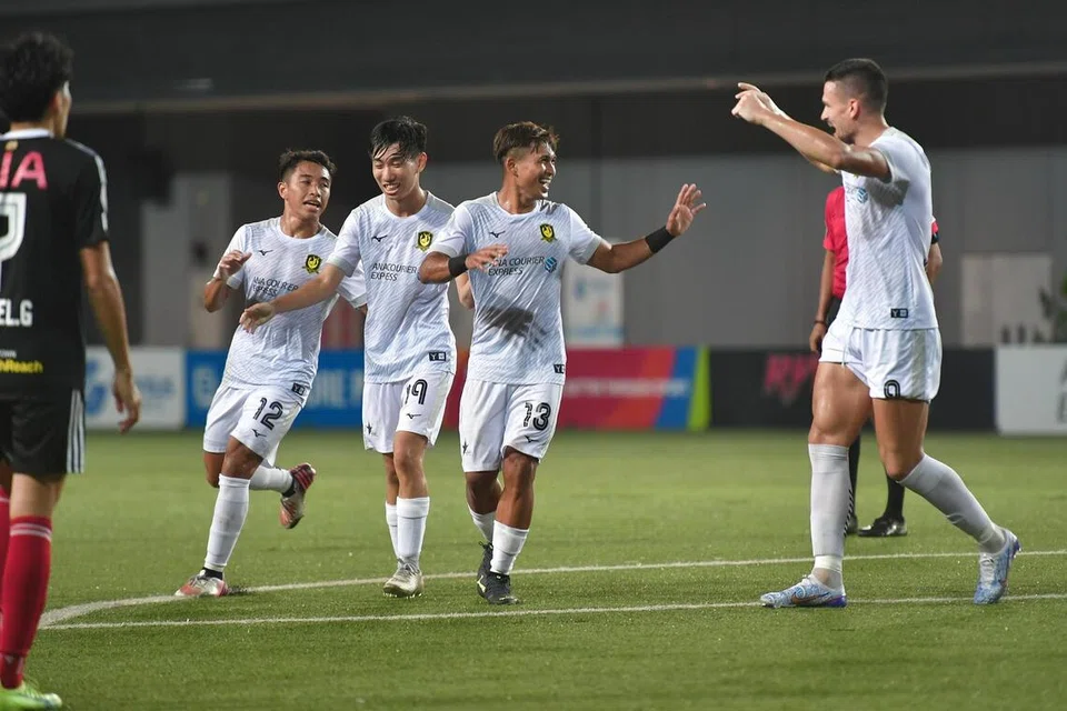 Tauflk Suparno (dua dari kanan) meraikan jaringan hattrick Boris Kopitovic (kanan) ketika mereka berada di Tampines Rovers. Pasukan itu membelasah Balestier Khalsa 8-1 pada 11 November 2022.