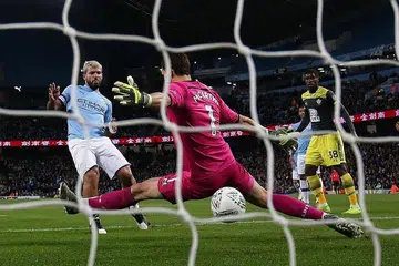WIRA DUA GOL: Sergio Aguero menjadi wira pasukan Manchester City dengan dua gol jaringannya ke atas Southampton memastikan pasukannya mara ke suku akhir Piala Liga. - Foto REUTERS