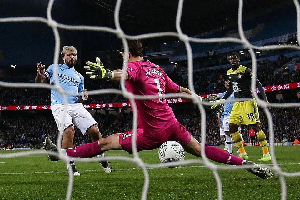 WIRA DUA GOL: Sergio Aguero menjadi wira pasukan Manchester City dengan dua gol jaringannya ke atas Southampton memastikan pasukannya mara ke suku akhir Piala Liga. - Foto REUTERS