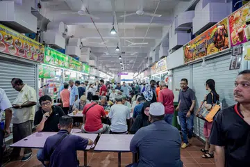 LEBIH KEMAS DAN BERSIH: Ruang makan Pasar dan Pusat Makanan Tekka nampak lebih kemas dan bersih dengan kerusi dan meja baru berwarna ungu.