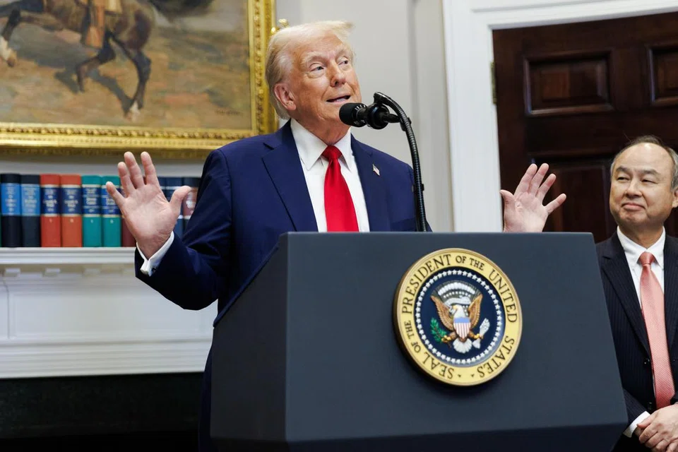 Presiden Amerika Syarikat, Encik Donald Trump, menyampaikan ucapan mengenai infrastruktur kecerdasan buatan (AI) di Bilik Roosevelt, Rumah Putih, Washington DC, pada 21 Januari. Encik Trump turut disertai oleh pemimpin OpenAI, Softbank, dan Oracle, di mana beliau mengumumkan inisiatif baru berkaitan AI dan menjawab soalan berhubung pengampunan yang beliau berikan pada 6 Januari lalu.