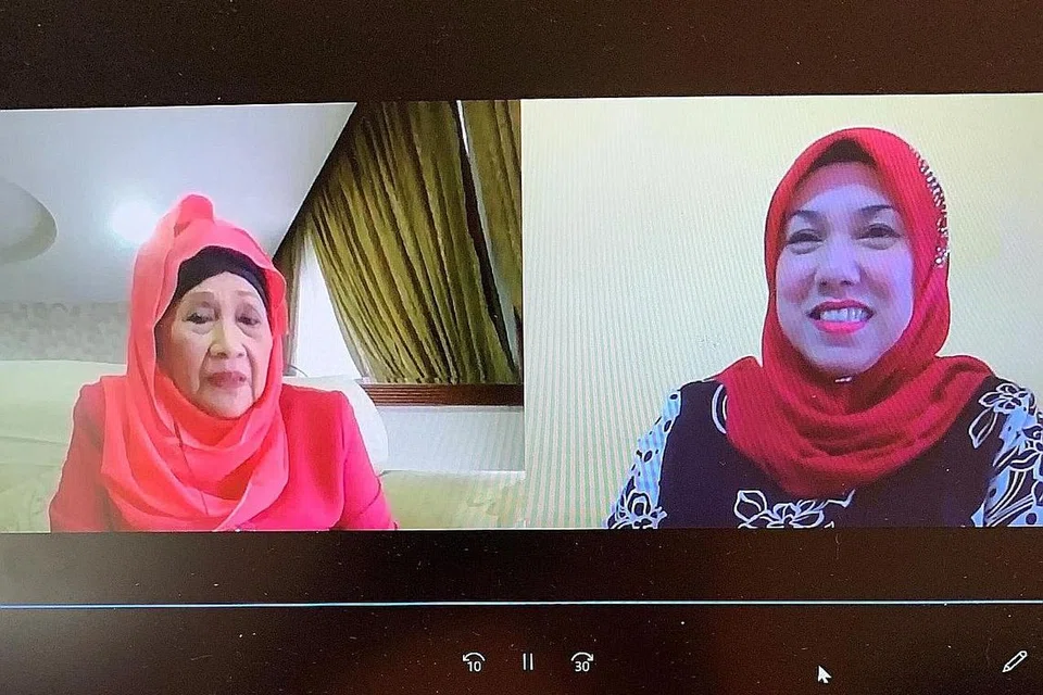 SUSURI JALAN KENANGAN: Legenda filem klasik P. Ramlee, K. Fatimah (kiri) berkongsi pengalamannya bergelar anak wayang menerusi Zoom. Sesi wawancara bersama Eksekutif Jabatan Filem-Filem Melayu Shaw Organisation, Cik Rosie Othman, akan dimuatkan dalam sesi tayangan Ibu Mertuaku di pawagam maya Kino Lounge. - Foto SHAW ORGANISATION