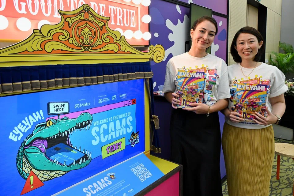 Pegawai Perhubungan Pendidikan, EYEYAH!, Cik Isabella Andrews (kiri) berharap melalui usaha menggunakan imej yang menarik dapat membantu orang ramai berfikir secara kritikal mengenai penipuan. Bersama beliau ialah Ketua Dasar Awam, Singapura dan ASEAN, Meta, Cik Clara Koh. Kedua-dua Eyeyah! dan Meta kali pertama menyertai Raikan Ilmu. 