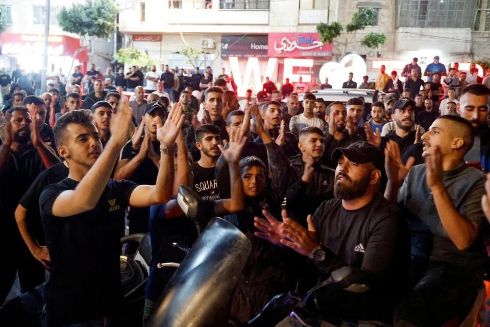 TUNJUK PERASAAN MENINGKAT: Rakyat Palestin menyertai bantahan di bandar Nablus di Tebing Barat susulan serangan udara ke atas hospital di Gaza sedang kededua pihak Palestin dan Israel saling menyalahkan antara sama lain ke atas pengeboman ke atas hospital awam.