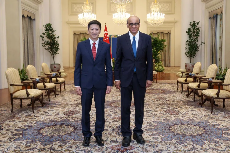 ENCIK IAN MAK: Encik Ian Mak Jung-I bergambar bersama Presiden Tharman Shanmugaratnam selepas dilantik sebagai Duta Singapura ke Israel.