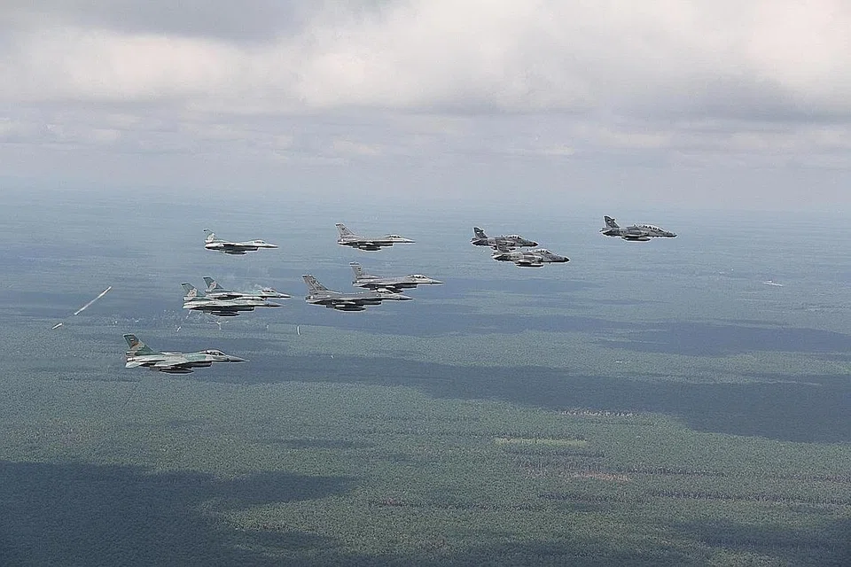 LATIHAN DI UDARA: Pesawat F-16C RSAF serta pesawat F-16A/B dan Hawk 109/209 TNI AU terbang bersama semasa Latihan Elang Indopura 2018. - Foto MINDEF