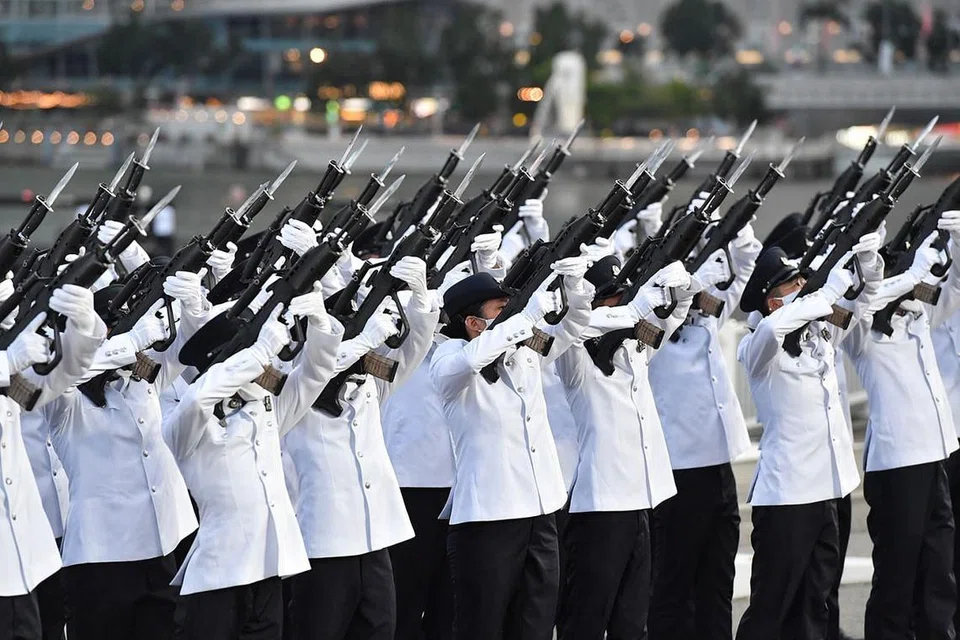 TEMBAKAN PERAYAAN: Tembakan Perayaan atau 'Feu-de-Joie' dilakukan oleh kontinjen RSAF. - Foto BM oleh CHONG JUN LIANG