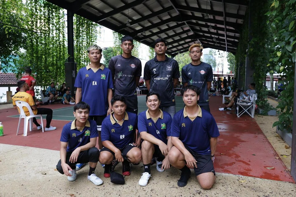 Pemilik kelab Yishun ST, Encik Karteek (diri, dua dari kiri) bersama pasukannya di Projek Amal Pengedaran Makanan dan Pertandingan Sepak Takraw pada 26 Julai.
