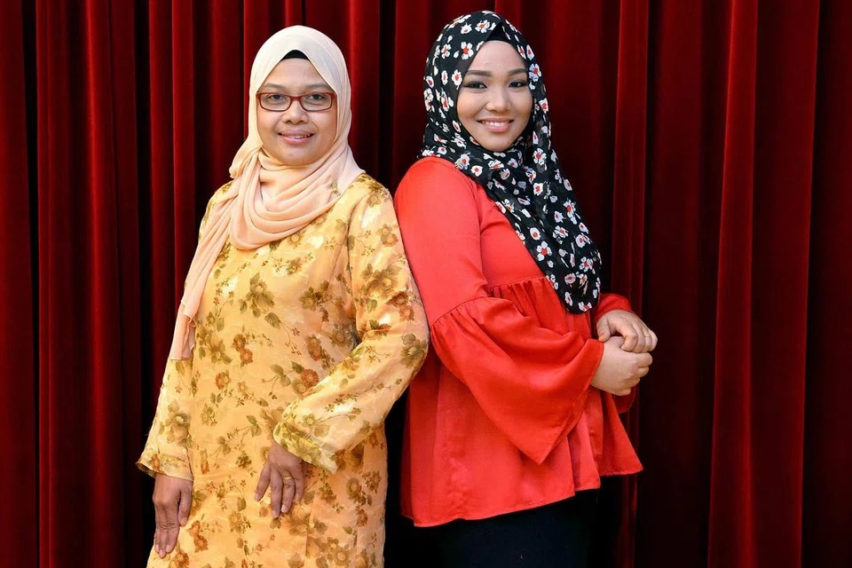 KEMBALI KERANA CINTA: Pemenang Juara 1986, Asiyah Sinnan (kiri); dan juara Anugerah 2011, Rahayu Ridwan, muncul semula selepas lama menyepi atas undangan penganjur konsert junjung budi, 'Suara Hati S. Atan'. - Foto M.O. SALLEH 