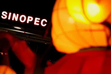 Polis Indonesia berkata pada Selasa (21 Mac) Interpol telah mengeluarkan notis merah terhadap tiga eksekutif China disyaki dalam penipuan yang dikaitkan dengan pembangunan terminal minyak Sinopec bernilai $1.12 bilion di Indonesia. 