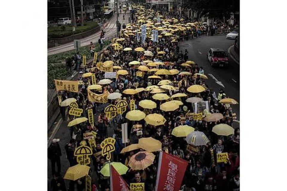 TUNTUT DEMOKRASI: Kira-kira 3,000 penunjuk perasan prodemokrasi kembali buat pertama kali berbaris di jalan raya Hongkong sejak tunjuk perasaan besar-besaran telah melumpuhkan hab kewangan global lewat tahun lalu. - Foto AFP