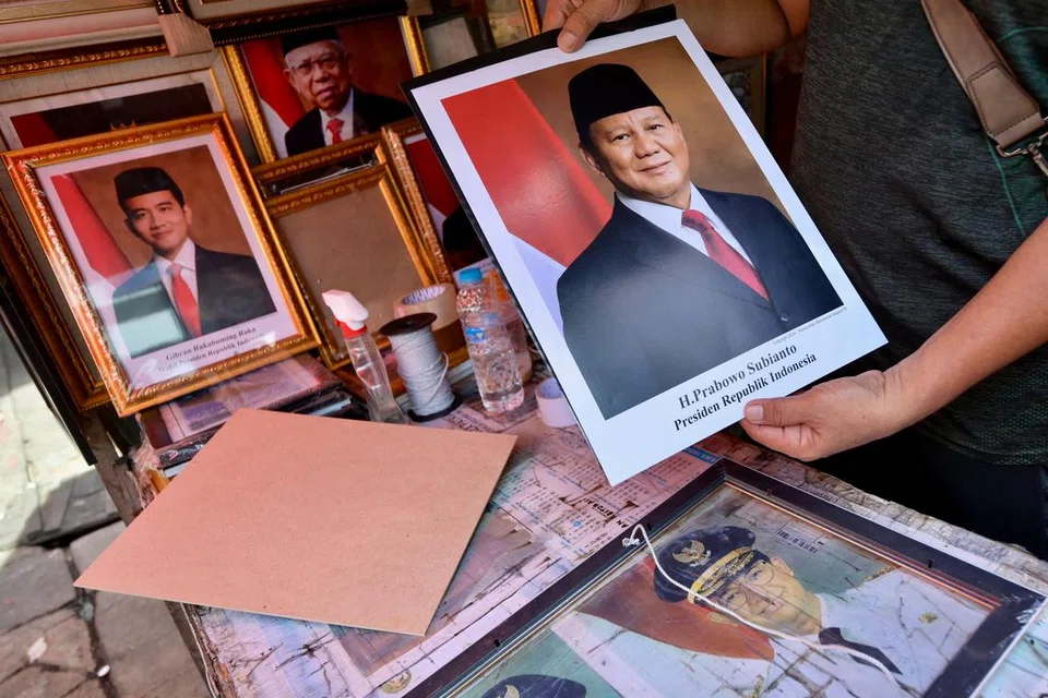 Potret presiden yang dipilih, Encik Prabowo Subianto, dan naib presiden, Encik Gibran Rakabuming Raka, mula disiapkan untuk dipasang di sekolah dan pejabat, serta beberapa ruang awam lain. 