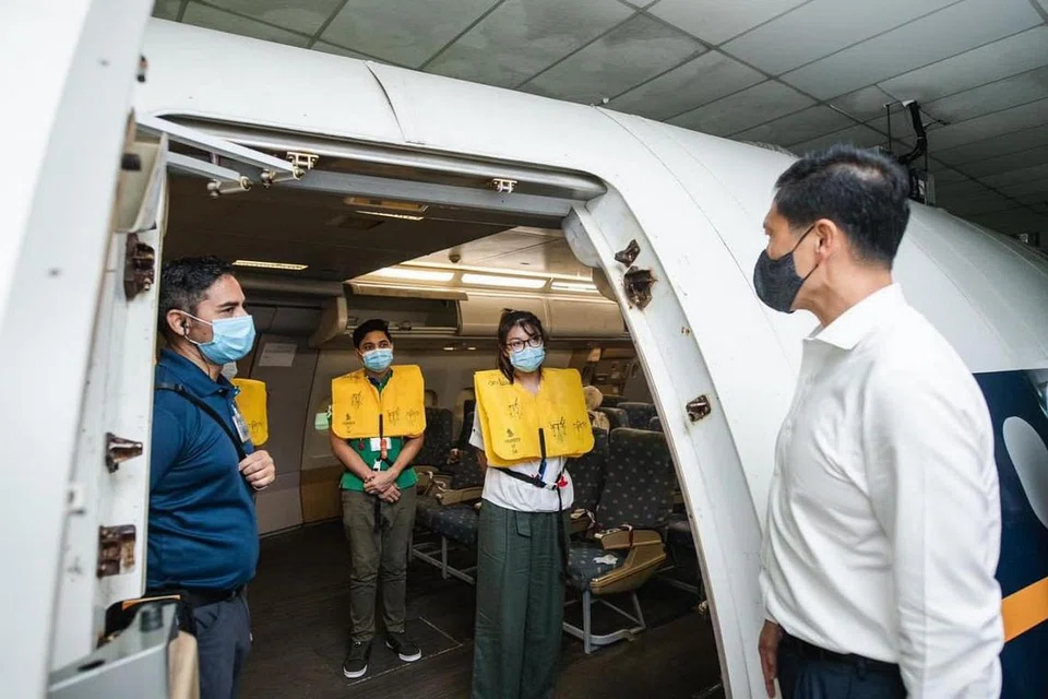 MEMBERI GALAKAN BUAT KRU KABIN: Encik Ong (kanan) bertemu dengan beberapa kru kabin Singapore Airlines yang sedang dalam cuti daripada bertugas ekoran pandemik Covid-19 tetapi meneruskan usaha menggilap kemahiran menerusi sesi latihan seperti pendaratan kecemasan dalam senario kawasan perairan. - Foto LAMAN FACEBOOK ONG YE KUNG