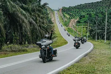 Seramai 180 penunggang Harley-Davidson menaiki motosikal mereka menuju ke Tanjung Leman, Mersing.