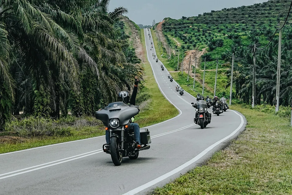 Seramai 180 penunggang Harley-Davidson menaiki motosikal mereka menuju ke Tanjung Leman, Mersing.